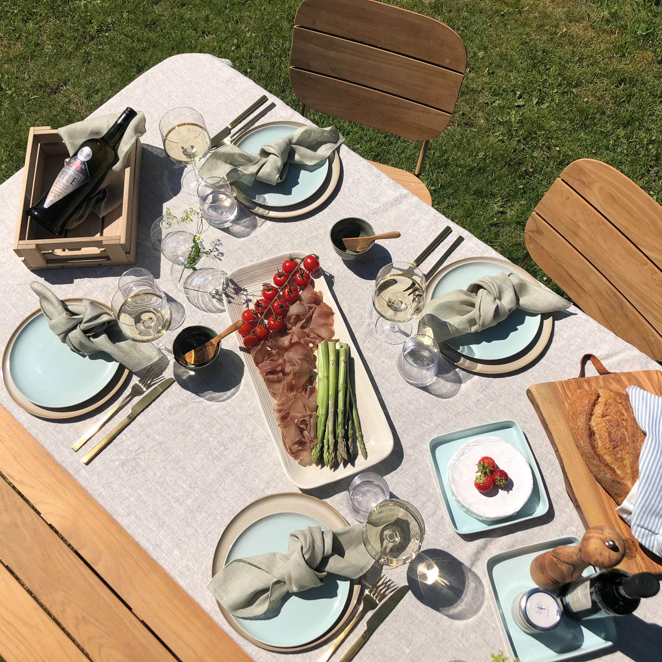 Kjøkkenverket dekket bord